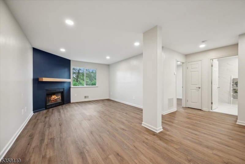 Raritan Twp., New Jersey 08822, United States, 1 Bedroom Bedrooms, ,1 BathroomBathrooms,Residential,Pending,132343