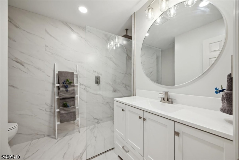 Raritan Twp., New Jersey 08822, United States, 1 Bedroom Bedrooms, ,1 BathroomBathrooms,Residential,Pending,132343