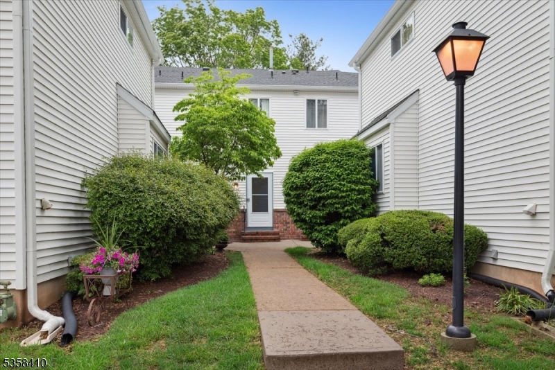 Raritan Twp., New Jersey 08822, United States, 1 Bedroom Bedrooms, ,1 BathroomBathrooms,Residential,Pending,132343