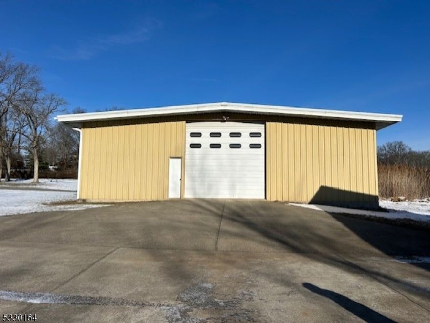 Huge Warehouse Aprox 5,000sqft w/ electric ...  in Great Location 2 Overhead Garage Doors!  Perfect for parking cars, boats, material & More!!! Plenty of Parking ... Lease only