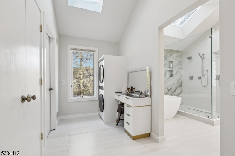 RIKER HILL - Residential