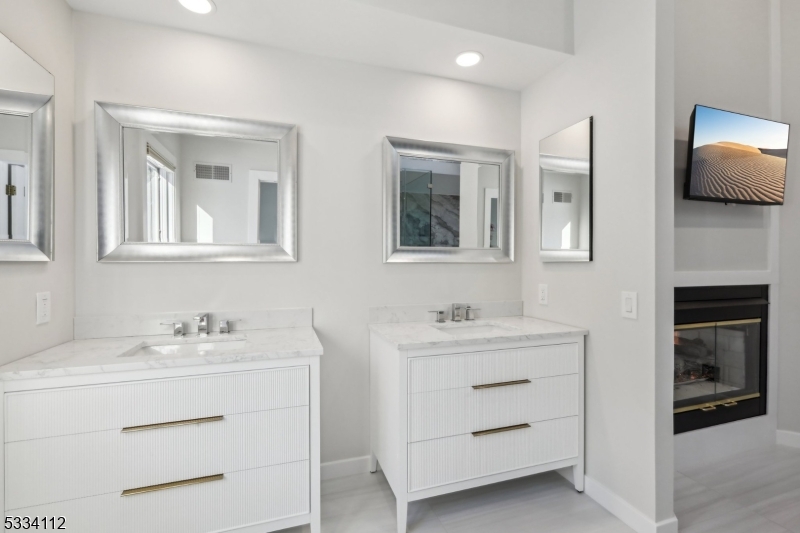 RIKER HILL - Residential