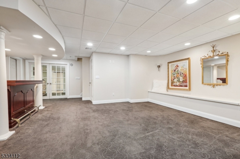 RIKER HILL - Residential