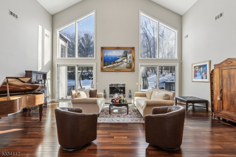 RIKER HILL - Residential