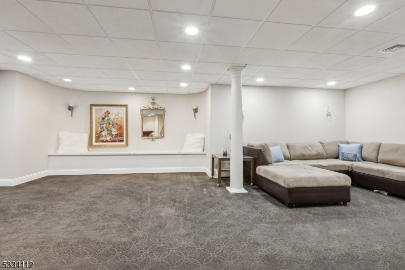 RIKER HILL - Residential