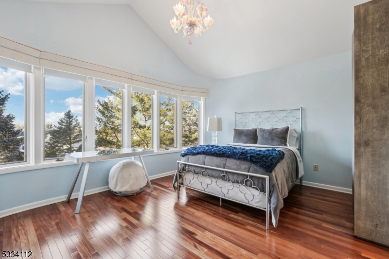 RIKER HILL - Residential