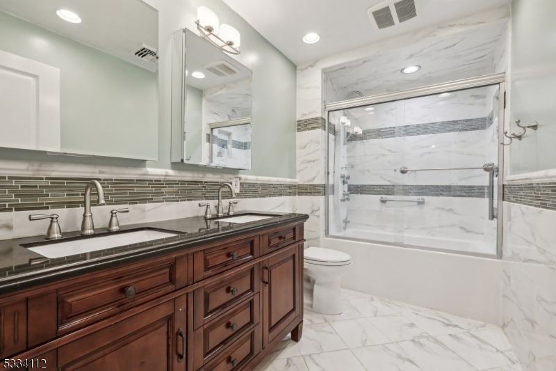 RIKER HILL - Residential