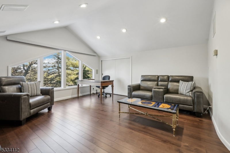 RIKER HILL - Residential