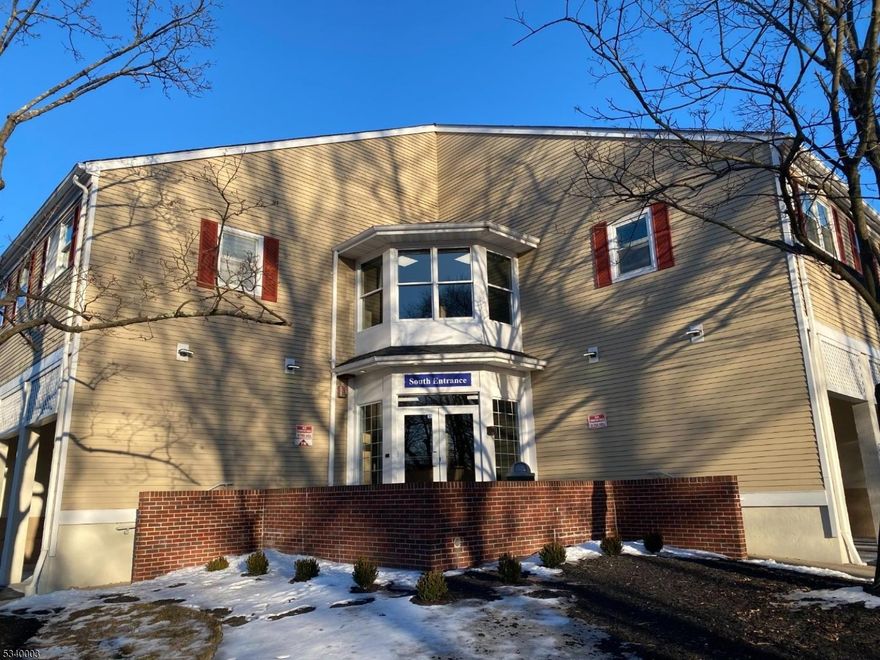 910 sq ft office in Florham Park   $1,800/month + aprox-$1,000/month CAM. Features five private offices/consult rooms, kitchenette, reception area, waiting/lobby and private bathroom. Landlord willing to complete build-out/renovations to accommodate tenant needs. Convenient location near elevators and public restrooms. Suitable for professional, administrative or small service office. Immediate occupancy; showings by appointment.Lease Terms: 1.5 months security deposit + 1st month's rent, upfront NTN credit report required.