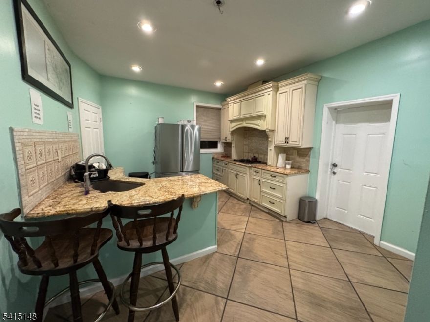 Private room available for rent in a large, well-maintained home located in the North Ward of Newark, just off Bloomfield Avenue. The property features two fully equipped kitchens and five shared bathrooms, providing flexibility and convenience for residents. Rooms may be rented furnished or unfurnished and include access to a shared updated bathroom and eat-in kitchen. Wi-Fi and all utilities are included in the rent. The home is situated within a five-minute walk of multiple NJ Transit bus stops along Bloomfield Avenue, offering access to Downtown Newark, Newark Penn Station, Montclair, and surrounding areas, as well as convenient access to New York City via public transportation and major roadways. The location provides close proximity to grocery stores, restaurants, caf s, pharmacies, and other everyday conveniences, along with nearby access to Branch Brook Park.