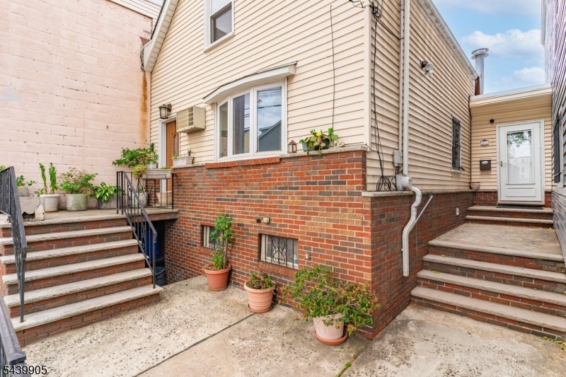 141 Walnut St - Photo 2