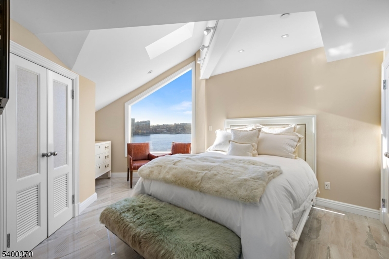 Lincoln Harbor - Residential