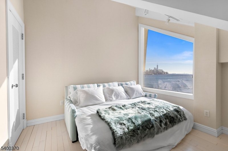 Lincoln Harbor - Residential