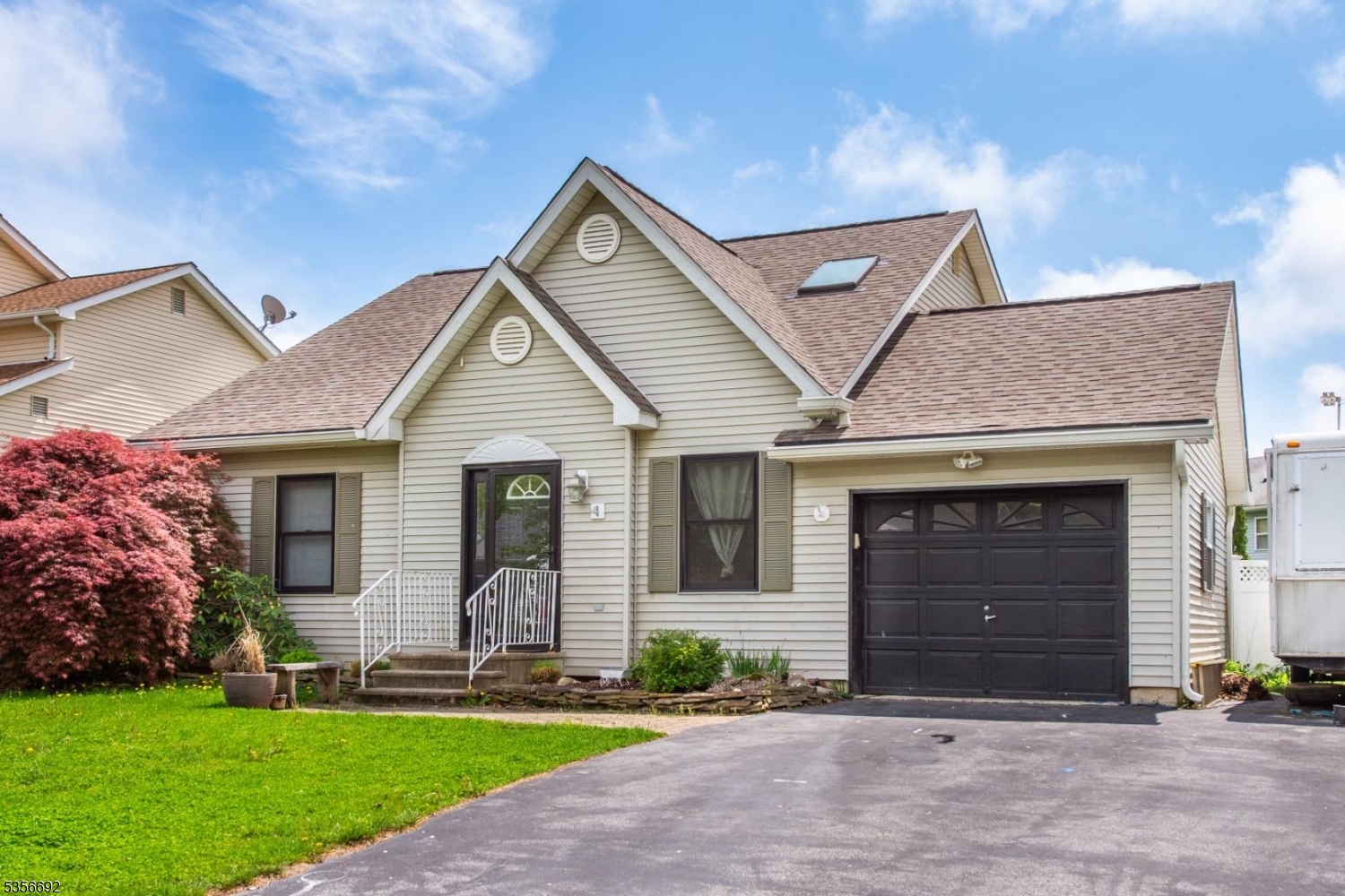 5 Holly Dr