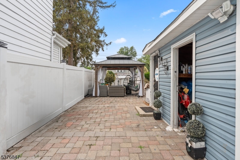 HILLCREST - Residential Income