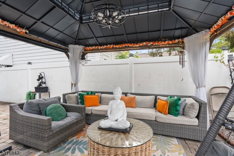 HILLCREST - Residential Income