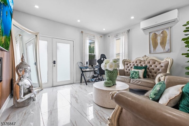 HILLCREST - Residential Income