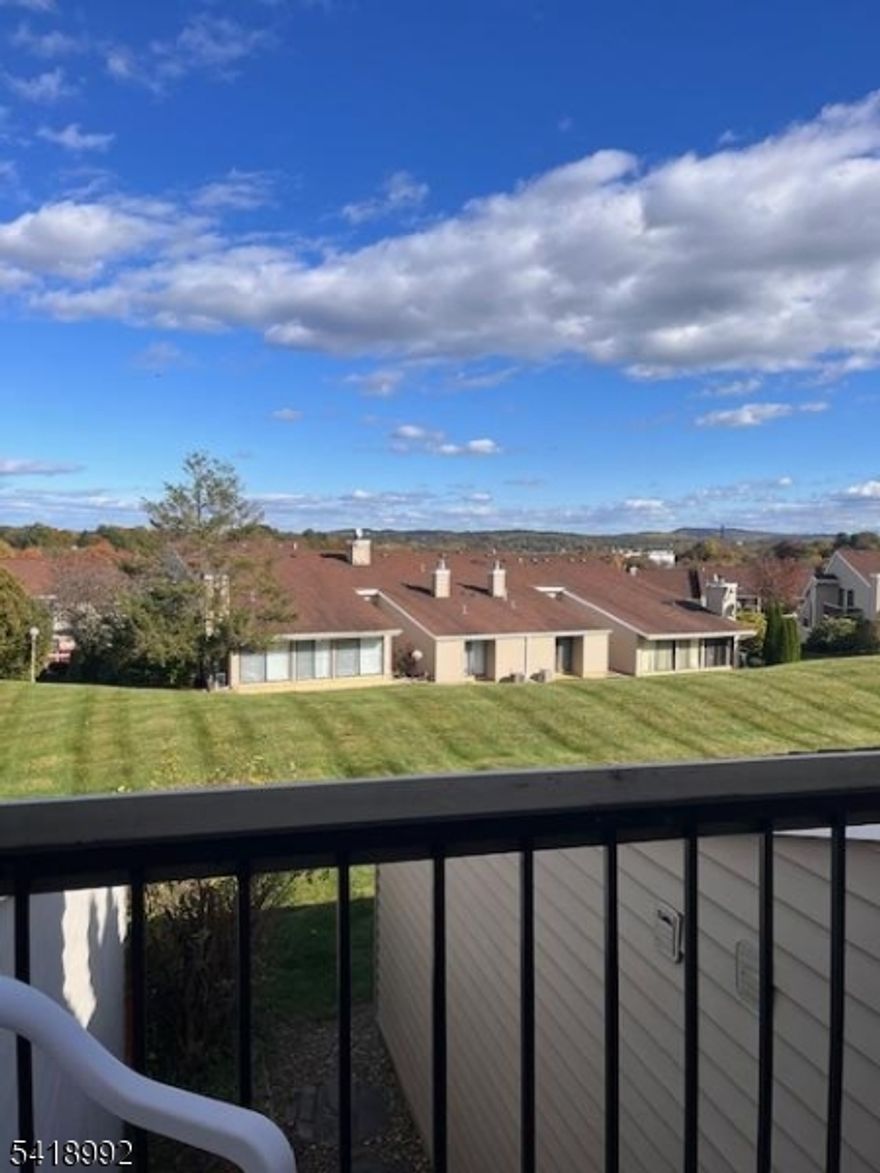 Spacious one bedroom with converted loft that can be used as a bedroom or an office! Laminate flooring throughout. Laundry in unit and garage for car or extra storage is a plus. Access to all amenities which includes swimming pool, tennis courts, and club house. Come see all that Union Gap has to offer!