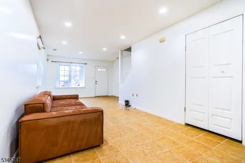 MLS: 3957302