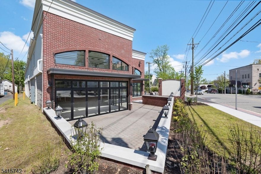 Great Opportunity! Newer, Architectural Building! Dynamic Space with High Ceilings! Great Location! Tremendous Visibility! Very Busy Area! Perfect Scenario! Ideal for Any Business! 72 Parking Spaces! 1,225. Square Feet. Triple Net Lease.