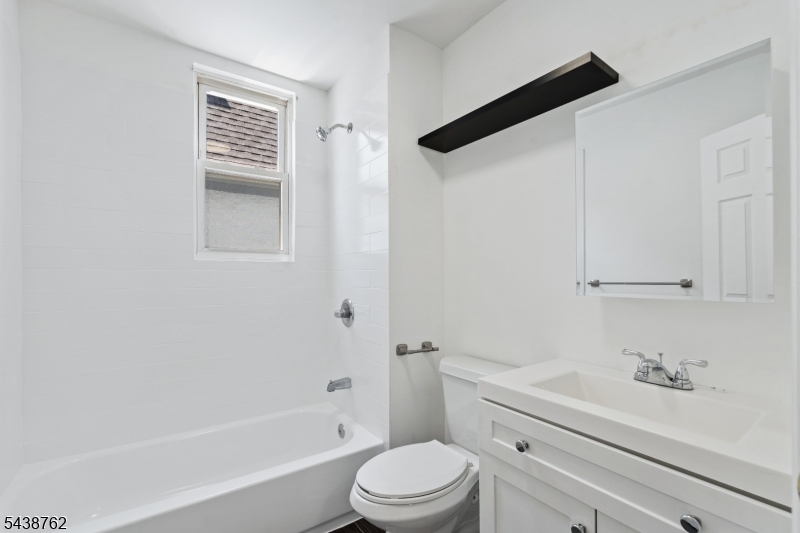 Photo 1 of 21 — 1043 Hunterdon St 2, Newark City, NJ 07112