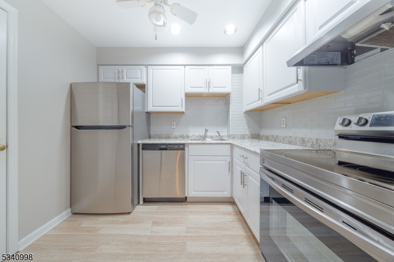 Bernards Twp., New Jersey 07920, United States, 1 Bedroom Bedrooms, ,1 BathroomBathrooms,Residential,Pending,79394