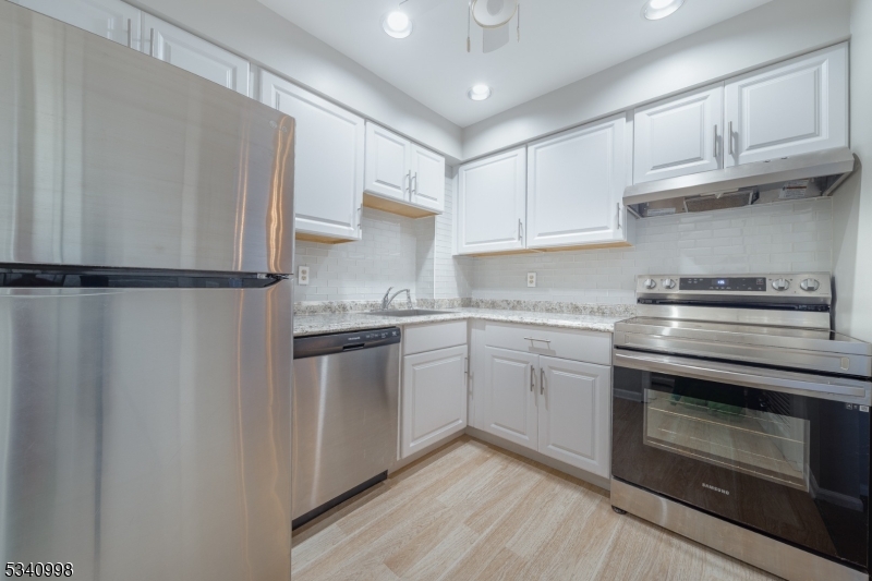 Bernards Twp., New Jersey 07920, United States, 1 Bedroom Bedrooms, ,1 BathroomBathrooms,Residential,Pending,79394