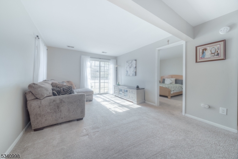 Bernards Twp., New Jersey 07920, United States, 1 Bedroom Bedrooms, ,1 BathroomBathrooms,Residential,Pending,79394