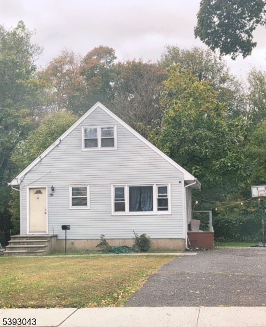 Welcome to this conveniently located property, Low taxes, close to major highways, shopping, parks, schools and more. Offers 4 spacious Bedrooms, a lot of potential. Ideal for a First time Homeowner, or an investor looking for a new project with a solid return in a growing neighborhood. Come and bring your imagination to create the perfect home!