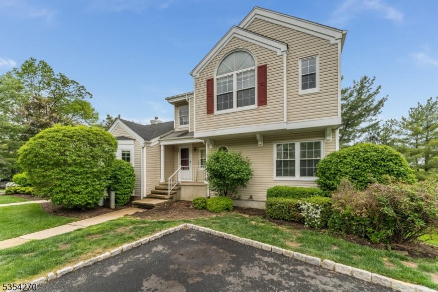 Spacious renovated 4 bedroom end unit duplex. Excellent location, end of cul-de-sac with beautiful panoramic views. Full finished walk out basement.