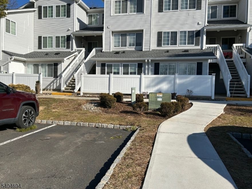 Immaculate ground floor unit! Enjoy the amenities at Signal point and Hills Highland clubhouse! All appliances remain! Updated thru-out! Pool/tennis courts, gym and walking trails!