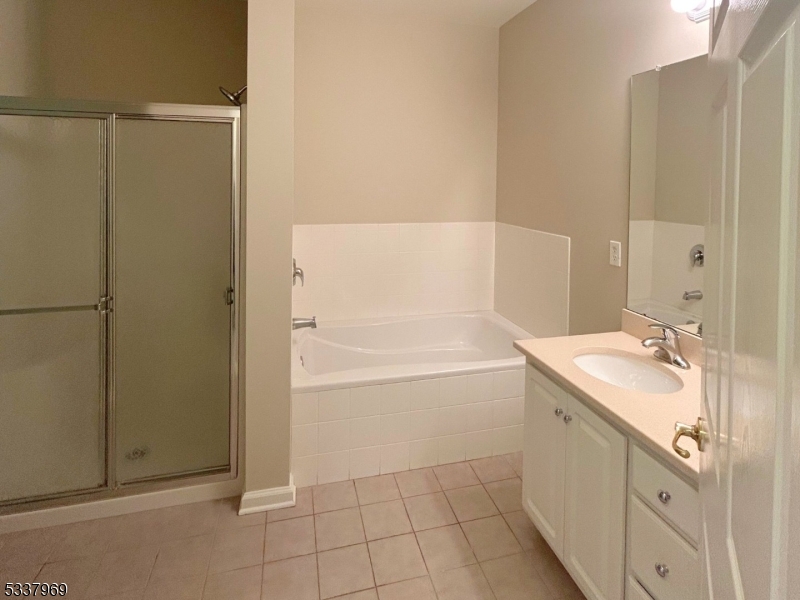 Rockaway Twp., New Jersey 07866, United States, 2 Bedrooms Bedrooms, ,2 BathroomsBathrooms,Residential,Active,3899