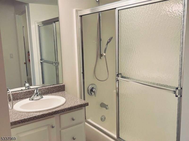 Rockaway Twp., New Jersey 07866, United States, 2 Bedrooms Bedrooms, ,2 BathroomsBathrooms,Residential,Active,3899