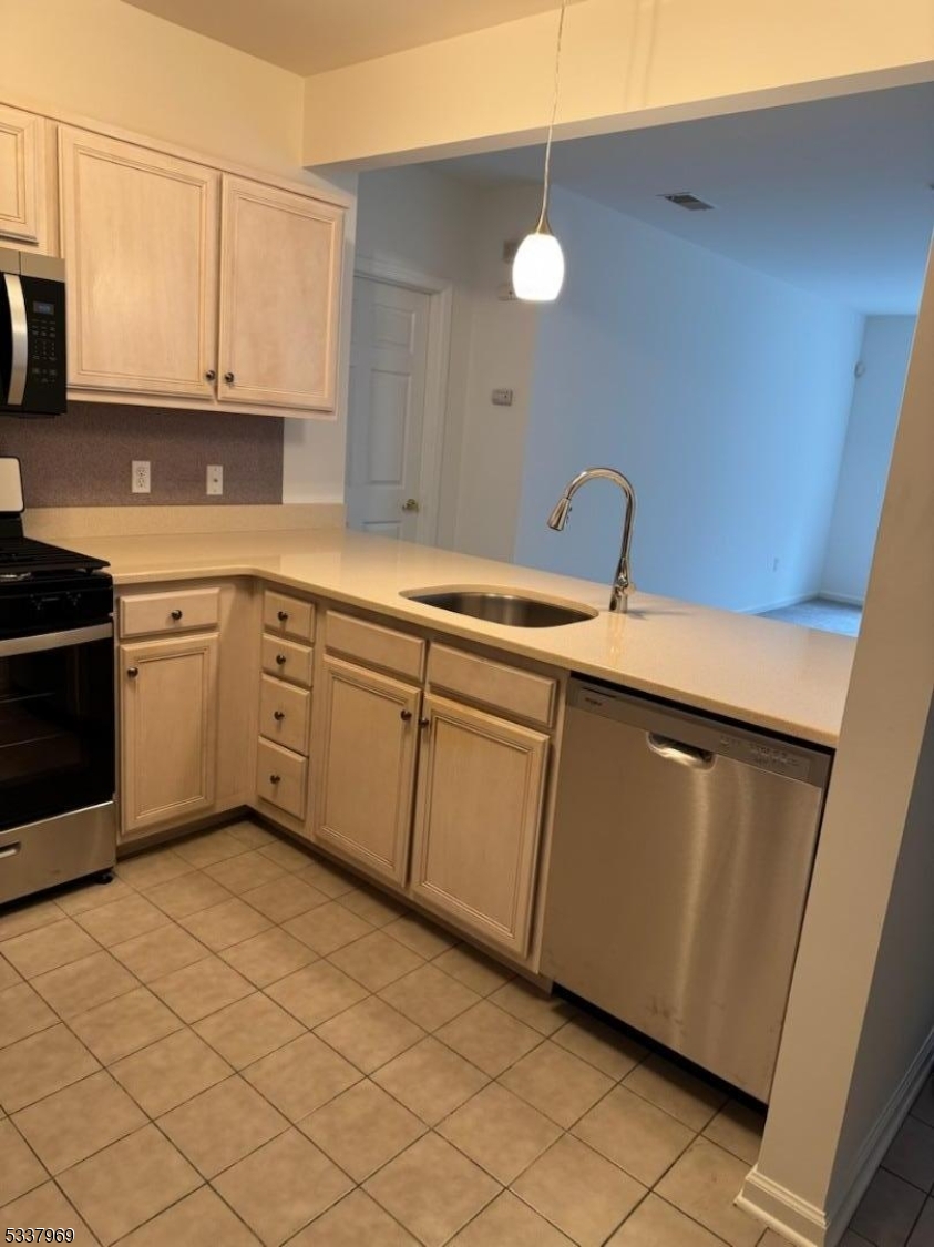 Rockaway Twp., New Jersey 07866, United States, 2 Bedrooms Bedrooms, ,2 BathroomsBathrooms,Residential,Active,3899