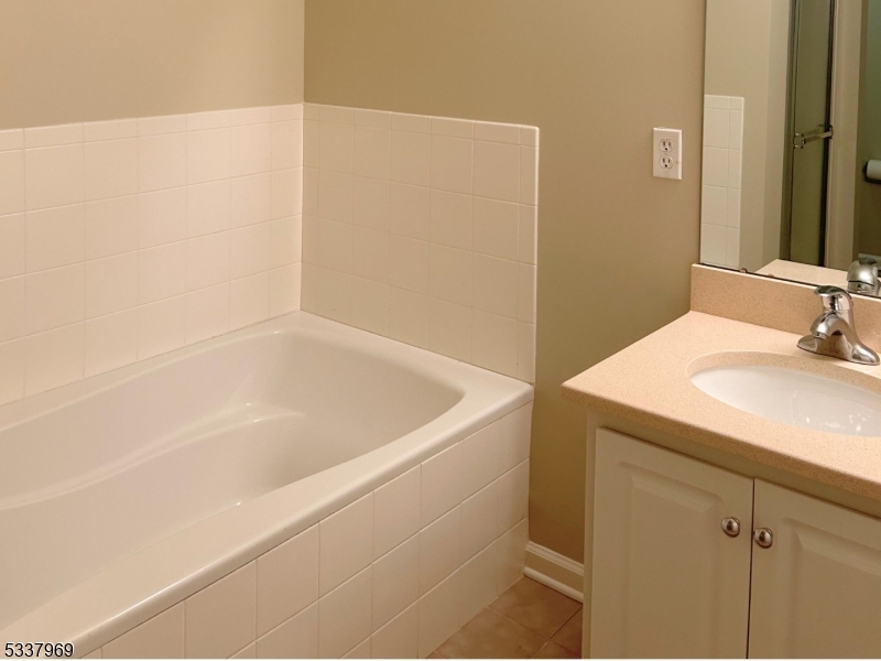 Rockaway Twp., New Jersey 07866, United States, 2 Bedrooms Bedrooms, ,2 BathroomsBathrooms,Residential,Active,3899