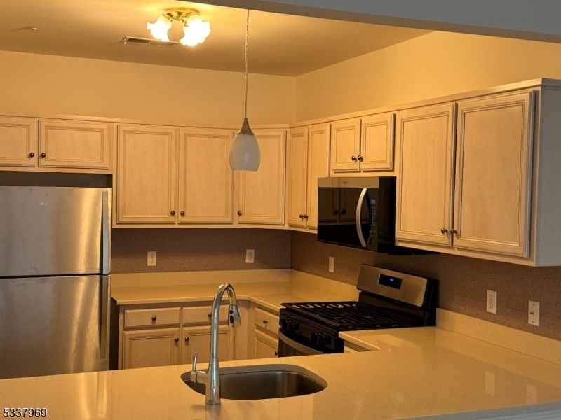 Rockaway Twp., New Jersey 07866, United States, 2 Bedrooms Bedrooms, ,2 BathroomsBathrooms,Residential,Active,3899