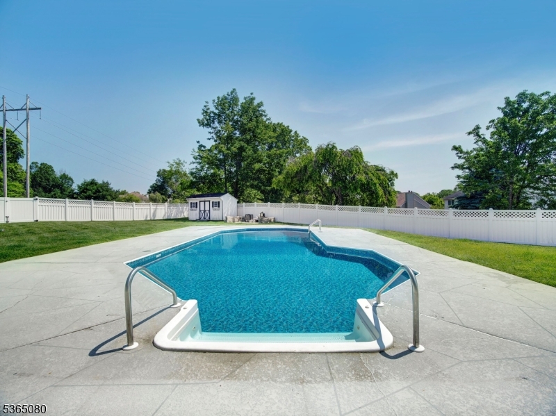 POETS PEAK - Residential