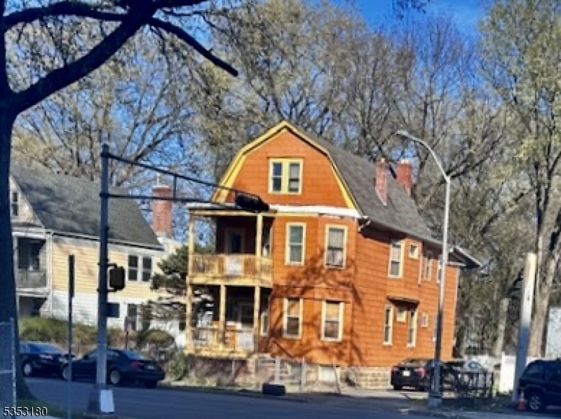 East Orange City, New Jersey 07017, United States, 6 Bedrooms Bedrooms, ,3 BathroomsBathrooms,Residential,Pending,115282