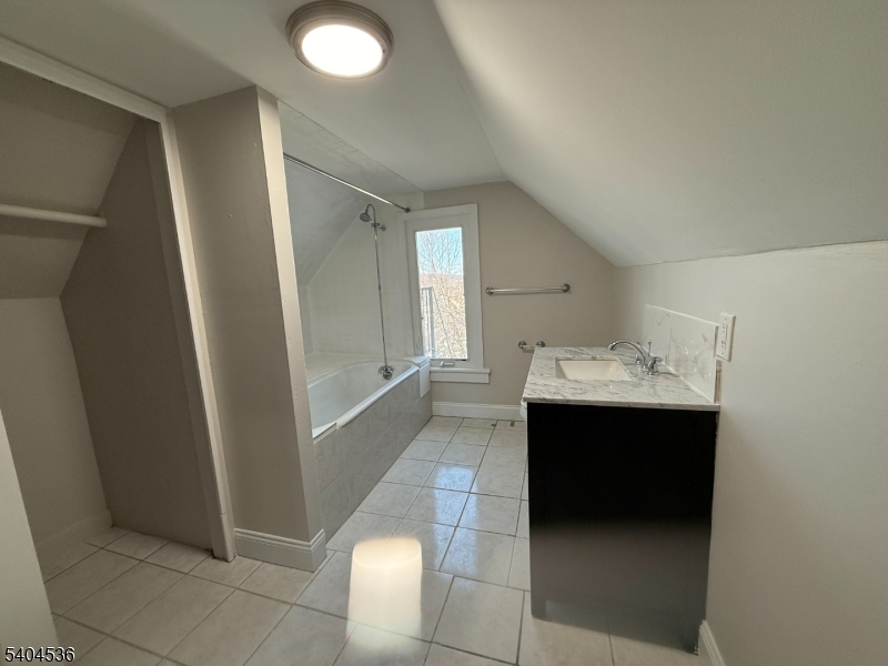 DOWNTOWN - Residential Lease