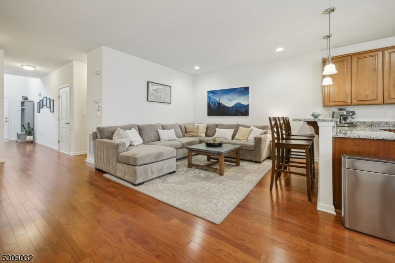 Photo 5 of 34 of 6 Bahr Cir townhome