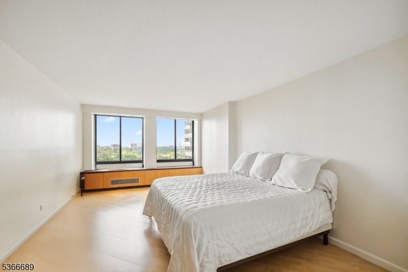 Winston Towers 300 - Residential