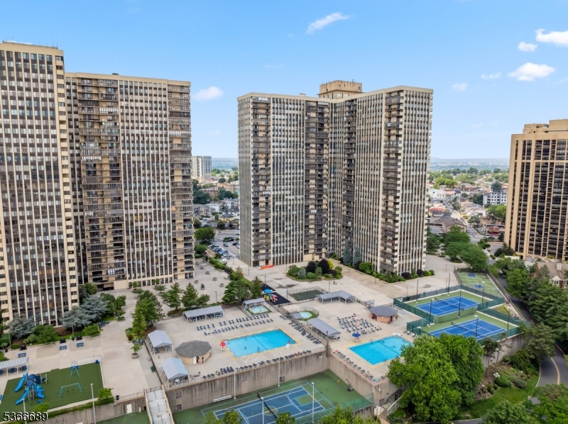 Winston Towers 300 - Residential