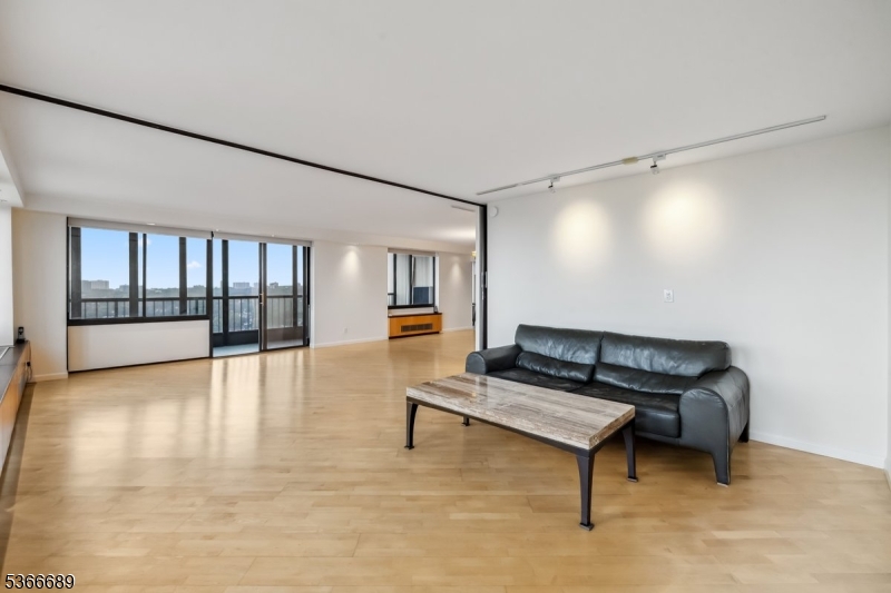 Winston Towers 300 - Residential