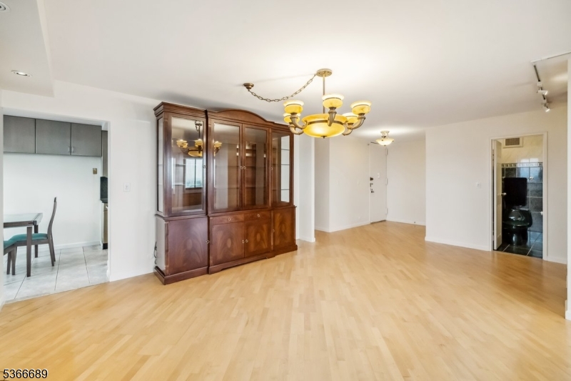 Winston Towers 300 - Residential