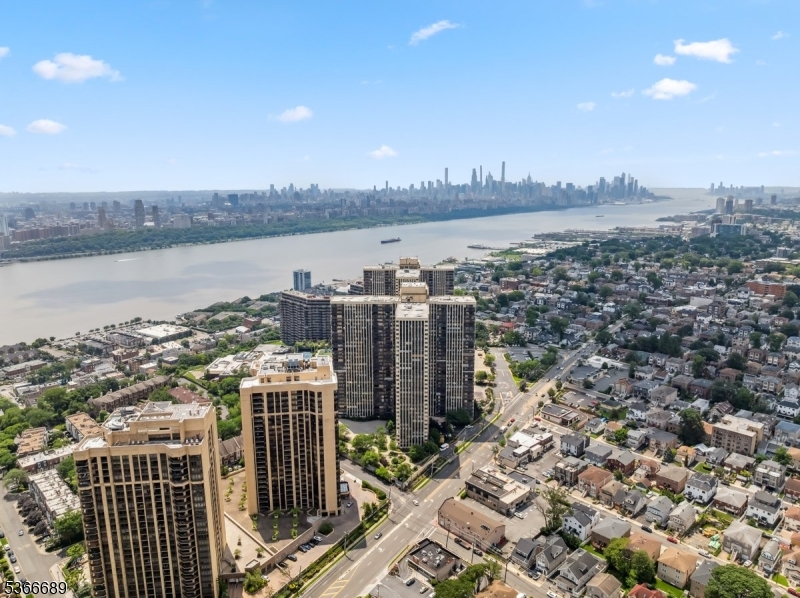 Winston Towers 300 - Residential