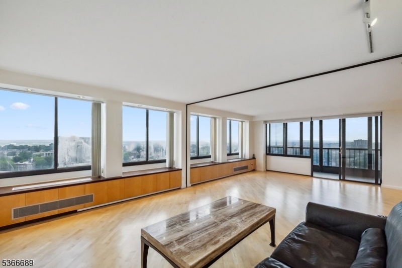 Winston Towers 300 - Residential