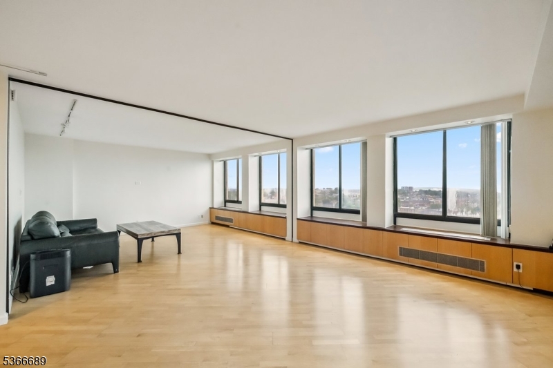 Winston Towers 300 - Residential