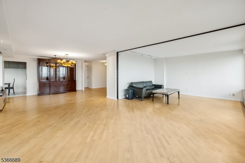 Winston Towers 300 - Residential