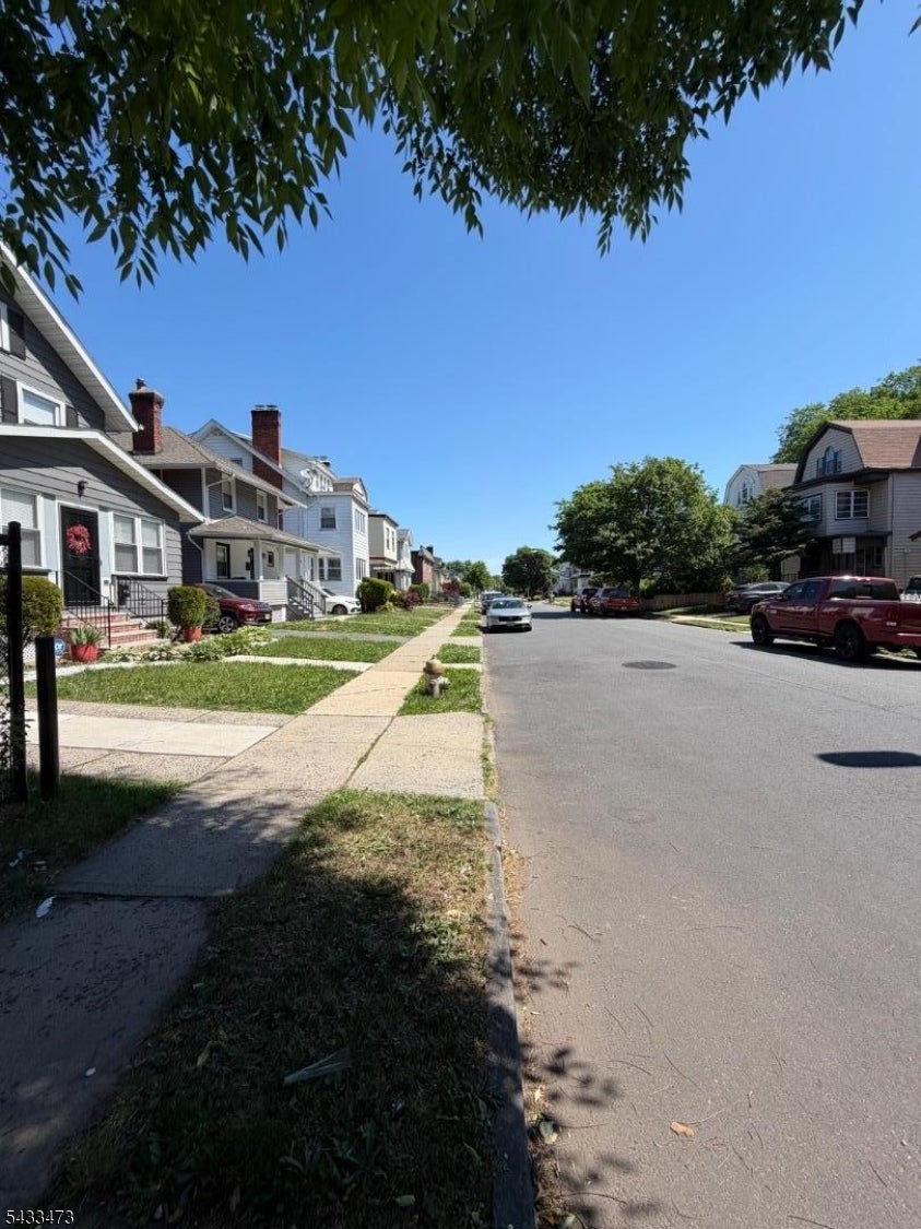 275 N Maple Ave - Photo 2
