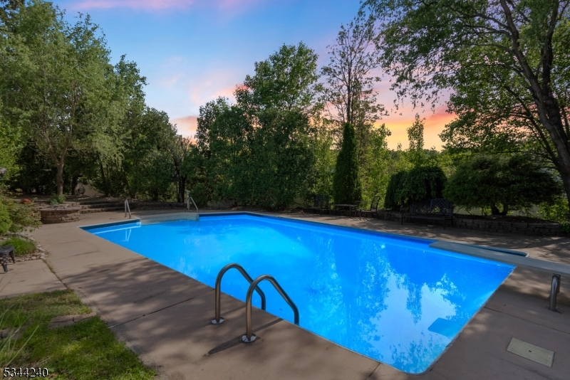 22 Cloverleaf Dr